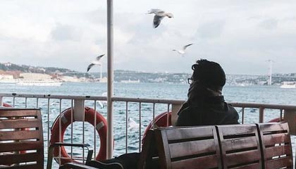 爱游戏官方-北京半马精彩收官，国内选手夺得男子组冠军，北京半马终点