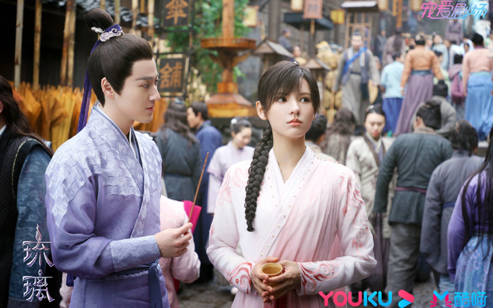 壯觀觀眾席,場外氛圍熱烈,賽事高潮迭起,形容观赛现场观众的词语