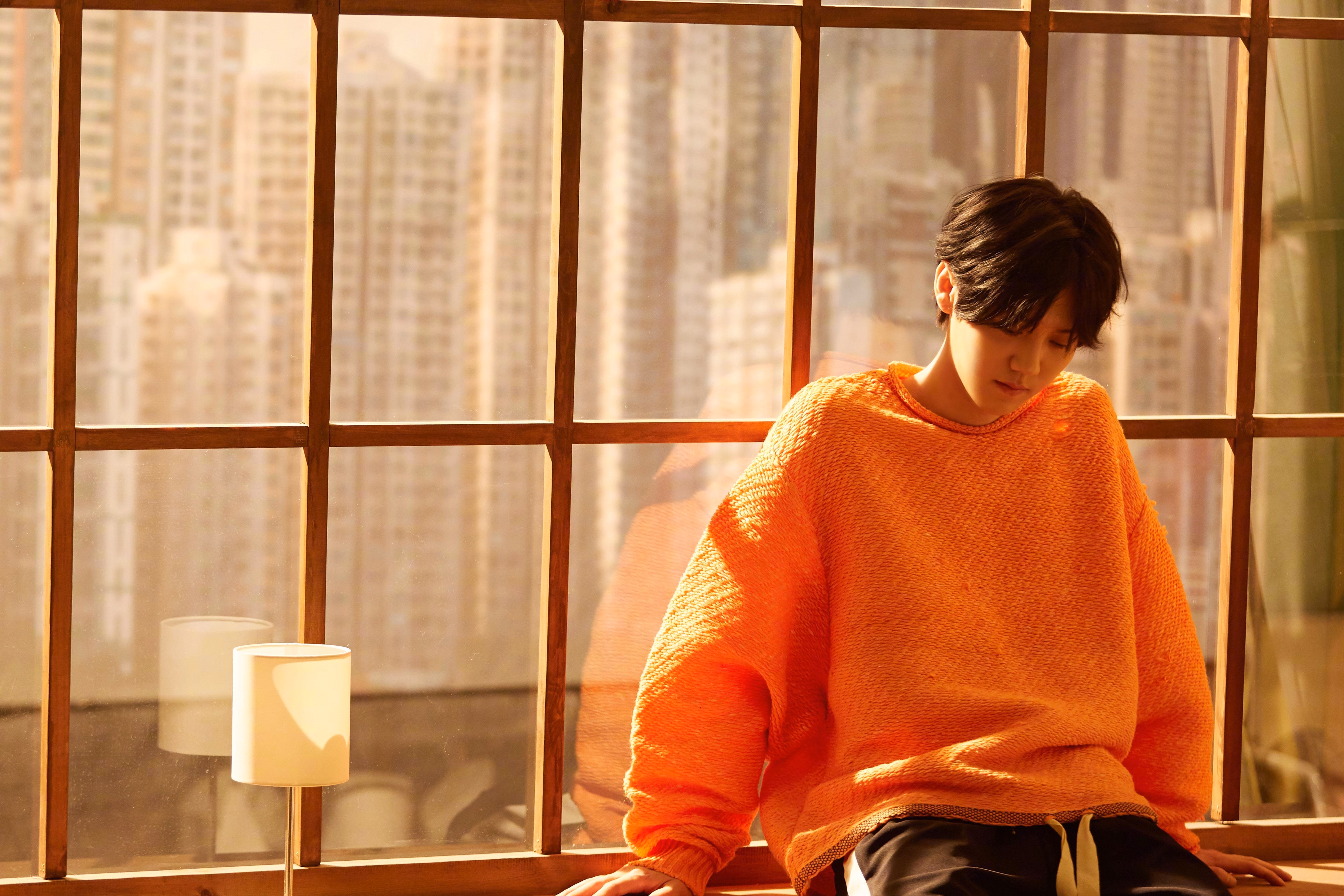 训练结束后球队统一参加媒体活动展示良好精神风貌,训练结束后,进行总结讲评